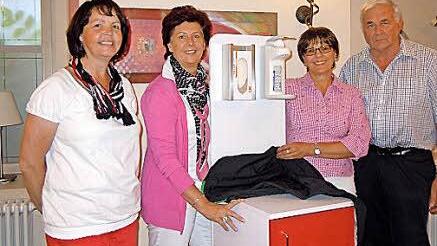 Kerstin Schneider (links), Andrea Ziska (2. von rechts) und Theo Vorndran übergaben an Dagmar Schirlin einen fahrbaren Pflegeverbandswagen. Foto: Anneliese Albert