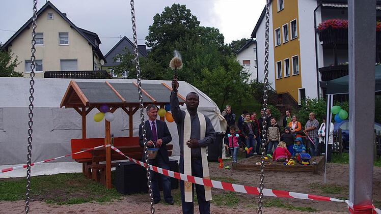 Pater Abbe Raimond segnete die neuen Spielgeräte und den Spielplatz. Foto: Heike Schülein