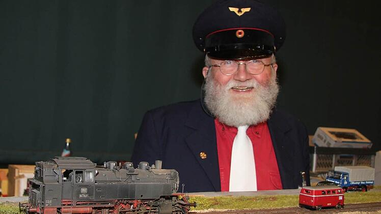 Reinhard Schulz von den Modellbahnfreunden hat sich viel in Schale geworfen. Foto: Sonja Adam