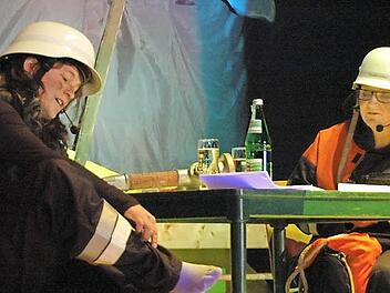 Feierten Premiere: Die beiden Feuerwehrfrauen Sonja Heck (rechts am Tisch) und Tanja Frank.
