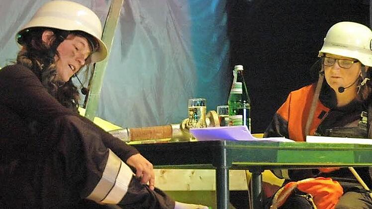 Feierten Premiere: Die beiden Feuerwehrfrauen Sonja Heck (rechts am Tisch) und Tanja Frank.
