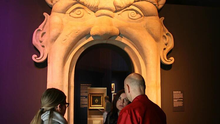 Der Eingang zur Ausstellung ist dem Portal des Palazzo Zuccari in Rom nachempfunden. Foto: Michael Schulbert