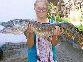 Lea Hemmerich mit ihrem Fang  Foto: Sabine Weinbeer