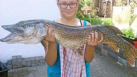 Lea Hemmerich mit ihrem Fang  Foto: Sabine Weinbeer