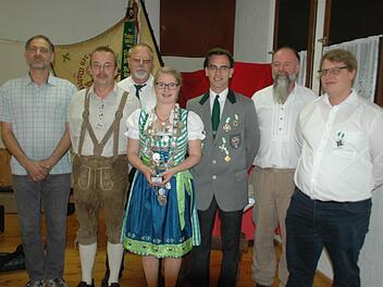 Königsproklamtion beim SSV Lauertal Poppenlauer: (von links) Sportwart Kurt Weber, Udo Merz ("Little John"), Harald Jung (Schwanzfedernkönig), Schützenkönigin Anna-Lena-Streit, Simon Lauerbach ("Robin Hood"), Schützenmeister Uwe Drombowski und 2. Ritter Ralf Bartl. Der 1. Ritter Rudi Eckert hatte sich entschuldigt. Foto: Daniel Wiener