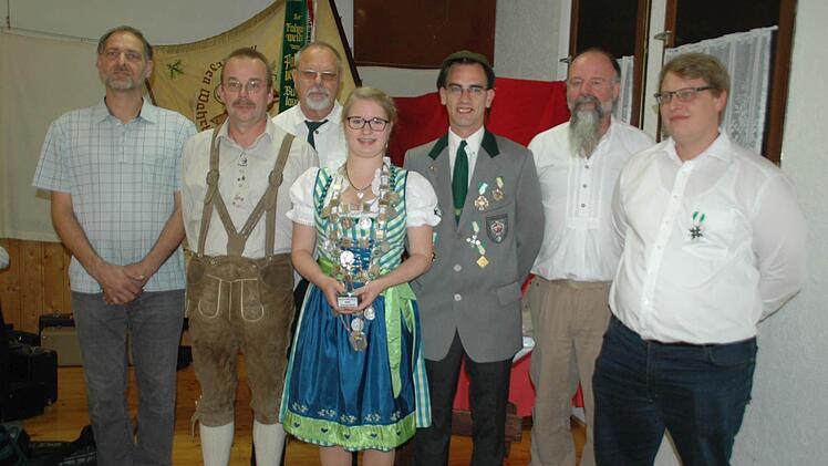 Königsproklamtion beim SSV Lauertal Poppenlauer: (von links) Sportwart Kurt Weber, Udo Merz ("Little John"), Harald Jung (Schwanzfedernkönig), Schützenkönigin Anna-Lena-Streit, Simon Lauerbach ("Robin Hood"), Schützenmeister Uwe Drombowski und 2. Ritter Ralf Bartl. Der 1. Ritter Rudi Eckert hatte sich entschuldigt. Foto: Daniel Wiener