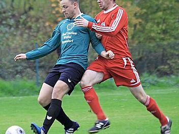 Der Weißenoher Tom Hibbeln (l.) hält sich Daniel Walther vom FC Betzenstein vom Leib. Am Ende behielt Weißenohe in einer chancenreichen Partie mit 2:0 die Oberhand. Foto: Uwe Kellner