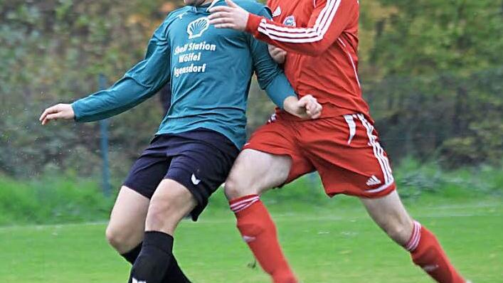 Der Weißenoher Tom Hibbeln (l.) hält sich Daniel Walther vom FC Betzenstein vom Leib. Am Ende behielt Weißenohe in einer chancenreichen Partie mit 2:0 die Oberhand. Foto: Uwe Kellner