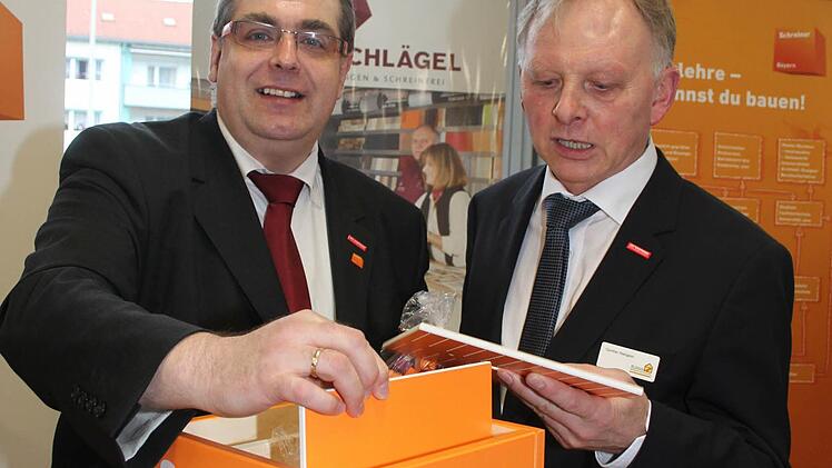 Jürgen Bodenschlägel - hier zusammen mit Kreishandwerksmeister Günther Stenglein (rechts) - warb um Lehrlinge für seine Schreinerei. Foto: Sonja Adam