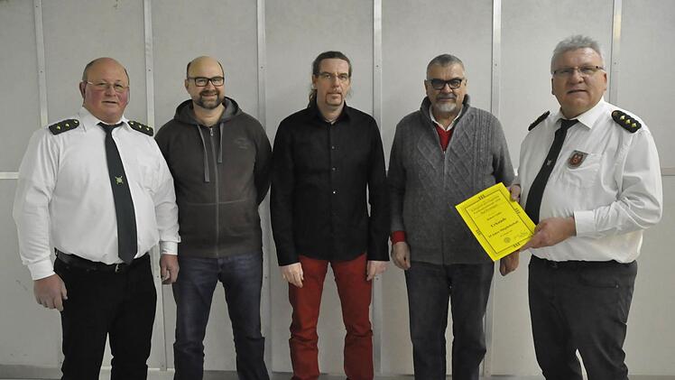 Mit Urkunden zeichneten Schützenmeister Günter Fröhlich (rechts) und sein Stellvertreter Artur Haupt (links) die langjährigen und anwesenden Vereinsmitglieder aus (von links): Wolfgang Schilling, Jörg Höchemer und Hubert Linke.  Foto: Peter Klopf