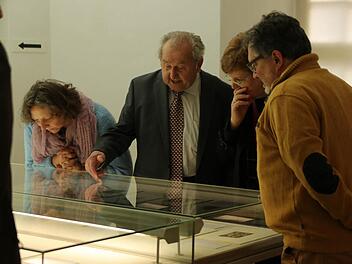 Der Kronacher Leihgeber der Ausstellung, Georg Meußgeier (Mitte), im Gespräch mit Besuchern  Foto: Mariell Dörrschmidt