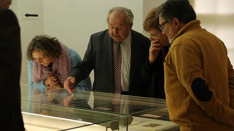 Der Kronacher Leihgeber der Ausstellung, Georg Meußgeier (Mitte), im Gespräch mit Besuchern  Foto: Mariell Dörrschmidt
