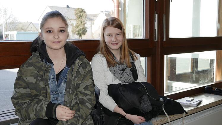 Gina und Lea (von links), beide in der 8 M,  sind seit einem Jahr an der Moos-Schule. Sie haben die Schule gewechselt und möchten hier bis zur 10. Klasse bleiben. Foto: Manja von Nida