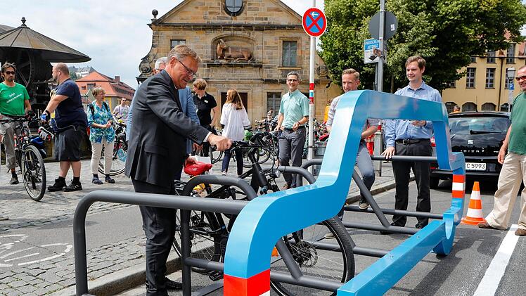 OB Andreas Starke stellt das erste Rad im  "Car Bike Port" ab.Foto: matthias Hoch
