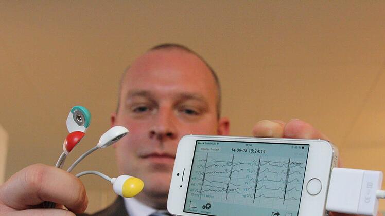 Sebastian Dresbach mit einem EKG für unterwegs. Foto: Ralf Ruppert