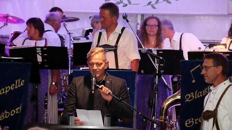 Clemens Vydykal vom NBMB übernimmt die Ehrung des  Nordbayerischen Musikbundes.