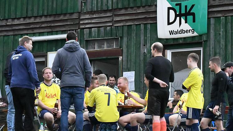Während das Kreisklassen-Match zwischen der SG Waldberg/Stangenroth und der SG Oberleichtersbach/Modlos bereits angepfiffen ist, lassen es sich die Kicker der Oberleichtersbacher Reserve vor dem Waldberger Sportheim nach getaner Arbeit gut gehen. ...