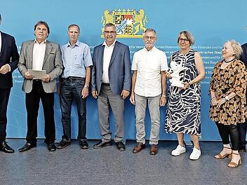 Übergabe des bayerischen Heimatpreises an den Verein des Gärtner- und Häckermuseums: (von links) Staatsminister Albert Füracker, Vorsitzender Andreas Dechant, Georg Eckenweber, Michael Niedermaier, Otto Düsel, Museumleiterin Stephanie Eißing, Elke...