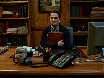 Keine Horrorgeschichte ist zu absurd, um wahr zu sein, wie der wenig respektierte B&uuml;rgermeister Tom Loftis (Matthew Rhys) am eigenen Leib erf&auml;hrt.