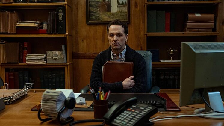 Keine Horrorgeschichte ist zu absurd, um wahr zu sein, wie der wenig respektierte B&uuml;rgermeister Tom Loftis (Matthew Rhys) am eigenen Leib erf&auml;hrt.