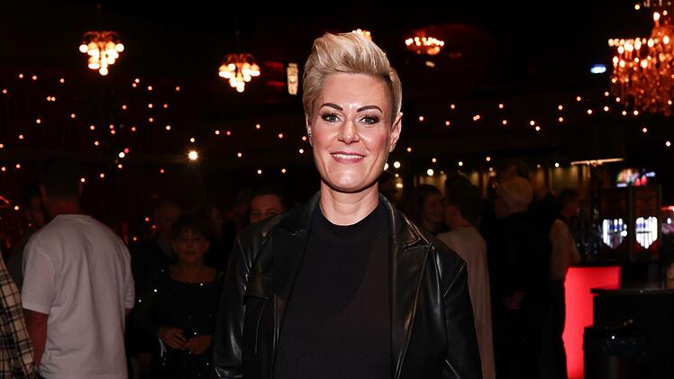 Carola Holzner ist unter dem K&uuml;nstlernamen "Doc Caro" nicht nur eine Fernsehpers&ouml;nlichkeit, sie f&uuml;llt auch Hallen - mit ihren Live-Programmen.