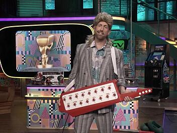 Sebastian Pufpaff wei&szlig; sich stilecht in die 80er-Jahre zu beamen.