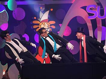 Christian Lindenberger, Bernd Baierl und Thomas Büttner haben alles gegeben. Deswegen stehen die Narren jetzt im Finale von "Franken sucht den Supernarr".  Foto: BR/Foto Sessner