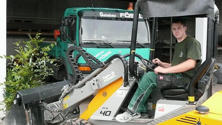 Dominik Krefft aus Eltmann absolvierte seine Ausbildung erfolgreich bei Fösel Garten- und Landschaftsbau in Limbach. Hier bekam er erst mal einen neuen Arbeitsvertrag. Foto: mei