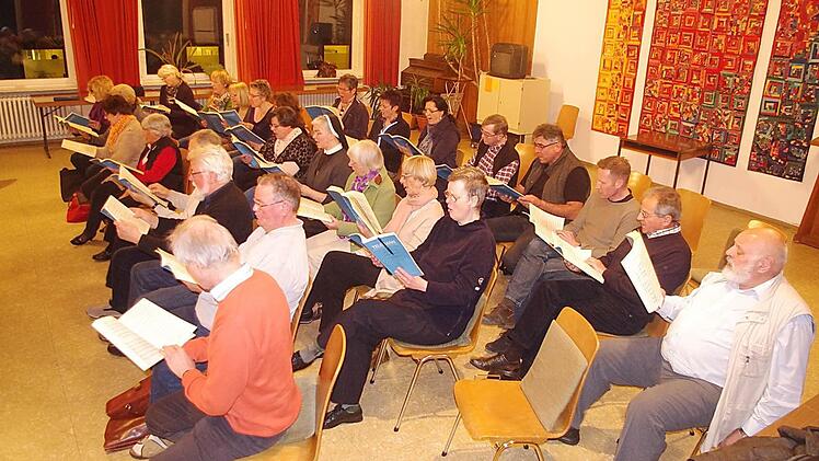 Der Dekanats-Chor Kronach probt Telemanns Johannespassion "Ein Lämmlein geht und trägt die Schuld”. Foto: Heike Schülein