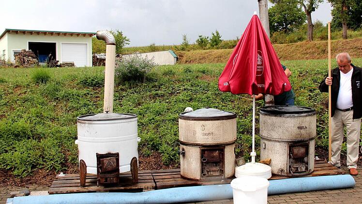Vorsitzender Gerhard Zender bereitet die drei Kessel für die Zubereitung des Schlachtschüssel-Essens vor. Foto: Johanna Blum