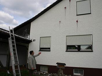 April 2007: Der damalige Bürgermeister Werner Wolf zeigt auf die Farbspuren auf der Fassade seines Wohnhauses. Foto: Archiv Josef Hofbauer