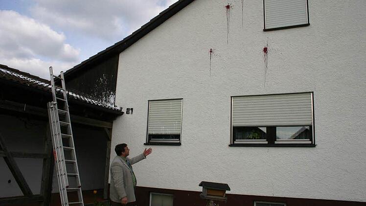 April 2007: Der damalige Bürgermeister Werner Wolf zeigt auf die Farbspuren auf der Fassade seines Wohnhauses. Foto: Archiv Josef Hofbauer