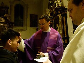 Pfarrer Matthias Bambynek salbt Amir Attahi mit Katechumenenöl.Foto: Marion Krüger-Hundrup