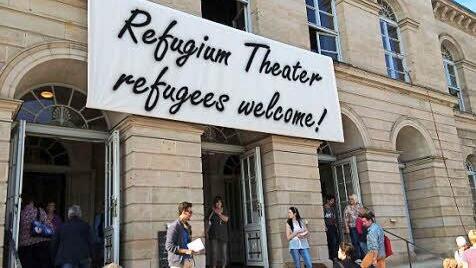 "Refugium Theater": Mit diesem Transparent setzte das Coburger Landestheater zum Saisonauftakt vor einem Jahr ein unübersehbares Zeichen . Foto: Archiv/Jochen Berger