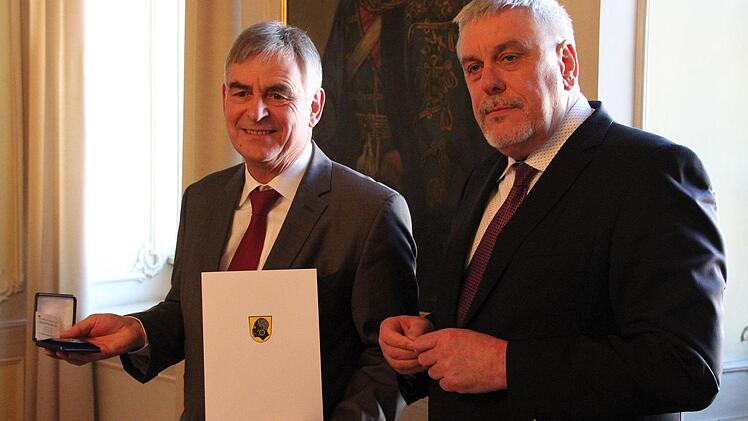 Oberbürgermeister Norbert Tessmer (rechts) verlieh Prof. Gerhard Lindner die Medaille "Die Stadt Coburg dankt" in Silber. Foto: Ulrike Nauer