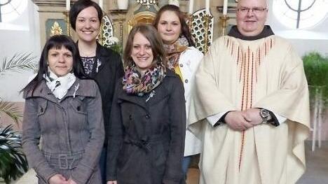 Silberne Kommunion feierten (von links) Jessica Ott, Katrin Pittermann, Sandra Fuchs und Simone Maier mit Pater Silvester.