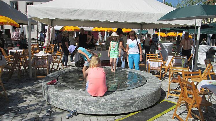Endlich mal was los am Viehmarkt, freuten sich viele Kinder ob der vielen "Gutsie" und des Wasserbeckens, in dem sie plantschen konnten.  Foto: Winfried Ehling