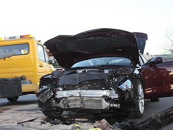 Der Audi wurde bei dem Unfall  total zerstört. Fotos: Alexander Hartmann
