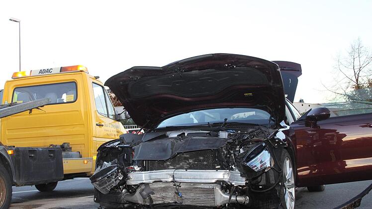 Der Audi wurde bei dem Unfall  total zerstört. Fotos: Alexander Hartmann