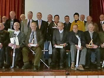 Zwölf Männer zeichnete die Feldgeschworenenvereinigung Kulmbach und Umgebung für ihre jahrzehntelange ehrenamtliche Tätigkeit aus.  Foto: Klaus-Peter Wulf