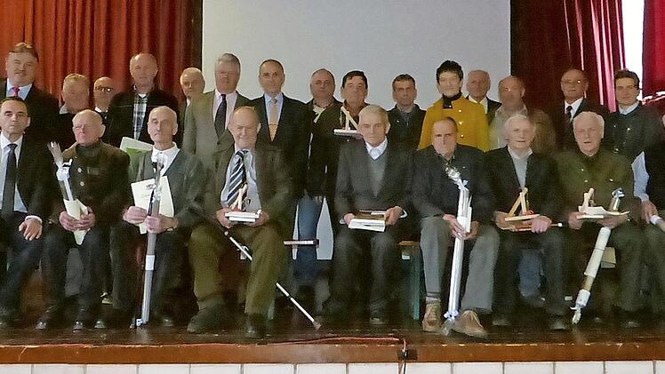 Zwölf Männer zeichnete die Feldgeschworenenvereinigung Kulmbach und Umgebung für ihre jahrzehntelange ehrenamtliche Tätigkeit aus.  Foto: Klaus-Peter Wulf