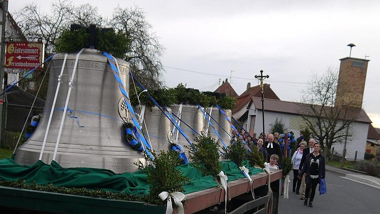 In Gleußen standen viele Menschen an der Straße, um die Ankunft der neuen Glocken für die evangelische Kirchengemeinde  live mitzuerleben. Nach Pfingsten wird das neue Geläut erstmals zu hören sein.Berthold Köhler