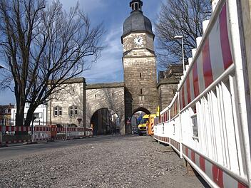 Bisher hat die SÜC Leitungen in der Baustelle in der Ketschendorfer Straße verlegt, jetzt geht es an die Fahrbahnerneuerung.Foto: Jochen Berger