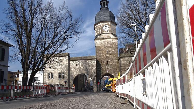 Bisher hat die SÜC Leitungen in der Baustelle in der Ketschendorfer Straße verlegt, jetzt geht es an die Fahrbahnerneuerung.Foto: Jochen Berger