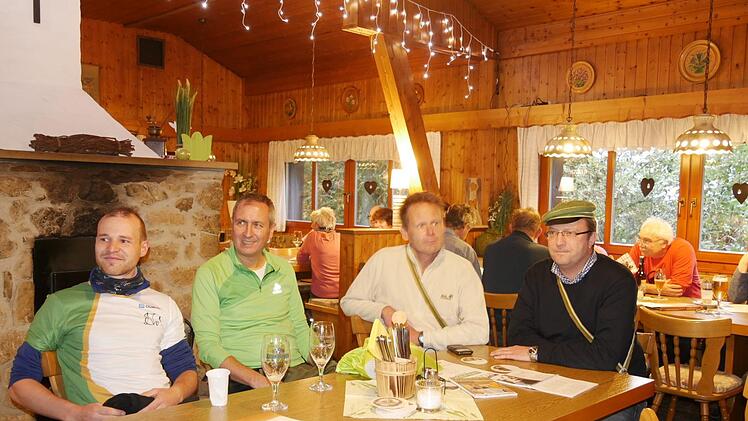 Auch die Mitglieder der Ferienverbindung Neapolitania zeigten  Präsenz; (von rechts) Wolfgang Rebhan marschierte zur Hütte rauf und  runter, mit Frank Schubert, der sich zunächst beim DAV-Lauf auspowerte .