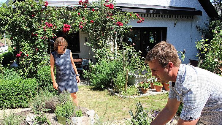 Victor Peschke (rechts) hat die Idee der Gartenbesitzerin umgesetzt und die Kräuterschnecke angelegt.    Foto: Evi Seeger