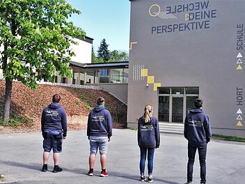 "Wechsle deine Perspektive": Mittelschüler mit ihrem neuen Schulpullover vor dem neuen Motto der Mittelschule. Fotos: Sigismund von Dobschütz
