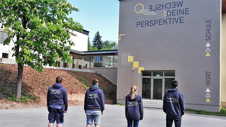 "Wechsle deine Perspektive": Mittelschüler mit ihrem neuen Schulpullover vor dem neuen Motto der Mittelschule. Fotos: Sigismund von Dobschütz