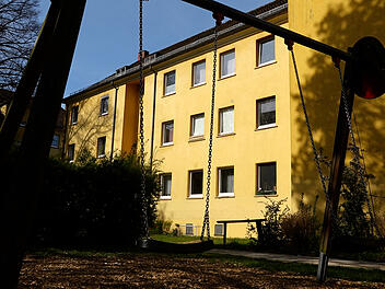 Ein schwer verletztes Kind wurde in einem Hinterhof eines Mehrfamilienhauses in Nürnberg gefunden. Die Polizei geht davon aus, dass die Mutter unter Drogen stand und ihr Kind aus dem Fenster gestoßen hat.