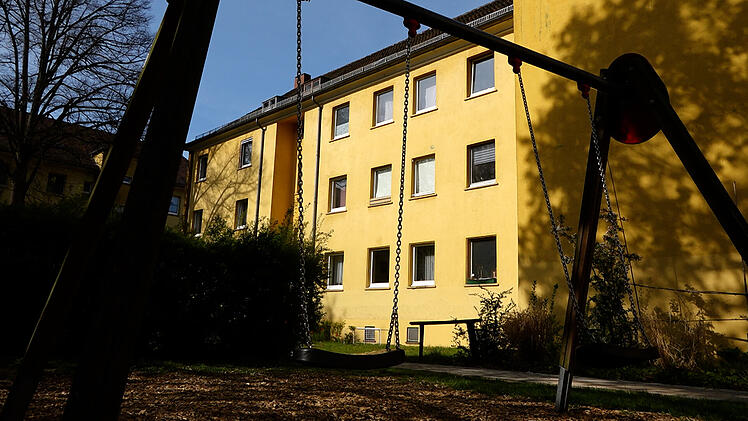 Ein schwer verletztes Kind wurde in einem Hinterhof eines Mehrfamilienhauses in Nürnberg gefunden. Die Polizei geht davon aus, dass die Mutter unter Drogen stand und ihr Kind aus dem Fenster gestoßen hat.